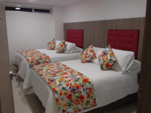Postel nebo postele na pokoji v ubytování Hotel Grato Manizales
