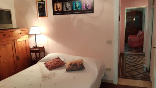 ein Schlafzimmer mit einem Bett mit zwei Kissen darauf in der Unterkunft Apartment Cecina in Cecina