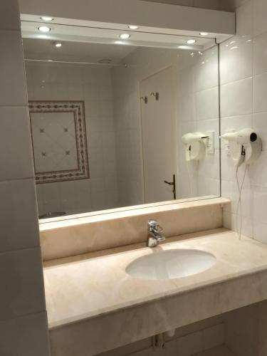 a bathroom with a sink and a mirror at Ancienne Auberge des Brizards - Morvan (14 personnes) in Quarré-les-Tombes