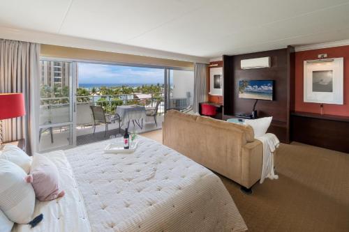 un ampio soggiorno con divano e balcone di @ Marbella Lane Executive Suite, Steps to Beach a Honolulu