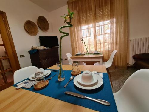 a dining room table with a blue napkin on it at B&B Catarina in Tollo