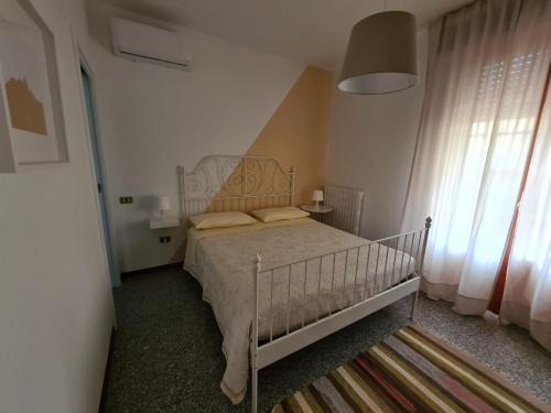 a small bedroom with a bed and a window at B&B Catarina in Tollo