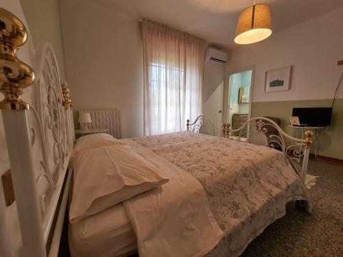 a bedroom with a white bed in a room at B&B Catarina in Tollo