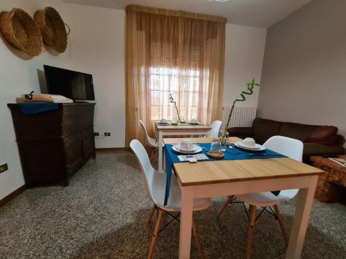 a living room with a table and chairs and a couch at B&B Catarina in Tollo