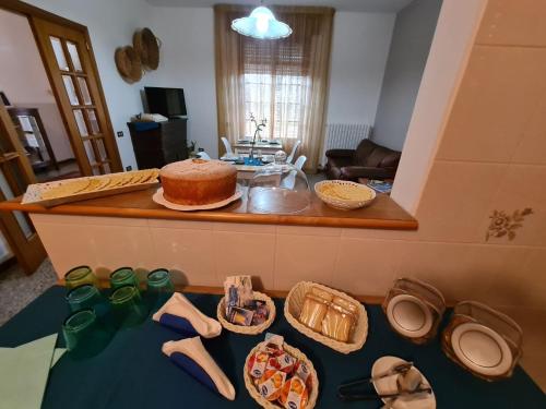 a kitchen with a table with a cake and dishes at B&B Catarina in Tollo