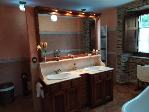 a bathroom with two sinks and a large mirror at Casa Bama in Bama