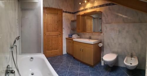 a bathroom with a tub and a sink and a toilet at Weingut Eberlehof in Bolzano