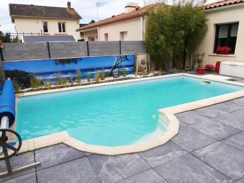 une piscine dans l'arrière-cour d'une maison dans l'établissement L'Ecume De Jade, à La Plaine-sur-Mer