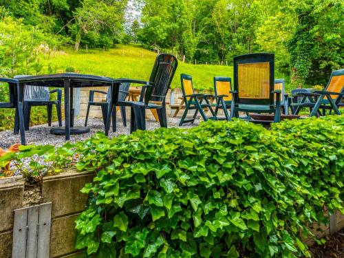 un groupe de chaises et de tables dans un jardin dans l'établissement Spacious Cottage in Harz with Garden and Barbecue, à Harzé