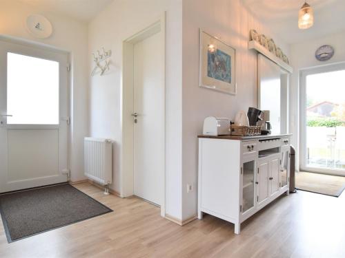 a room with a kitchen with a stove and a window at Baltic Hus Zierow s Gem in Zierow