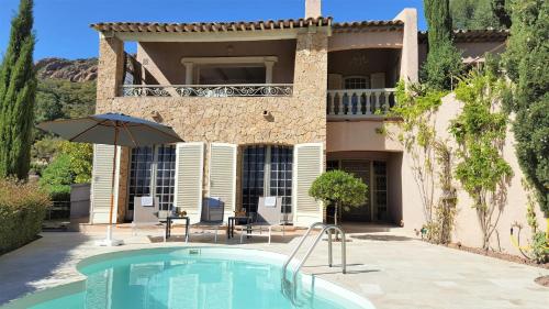 Πισίνα στο ή κοντά στο Villa Aurlie Sea View, 500m To Beach And Shops