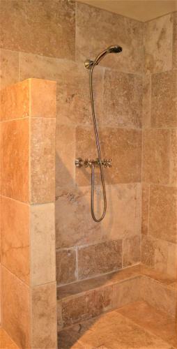 une douche avec un tuyau dans une salle de bain dans l'établissement Villa Aurlie Sea View, 500m To Beach And Shops, à Saint-Raphaël