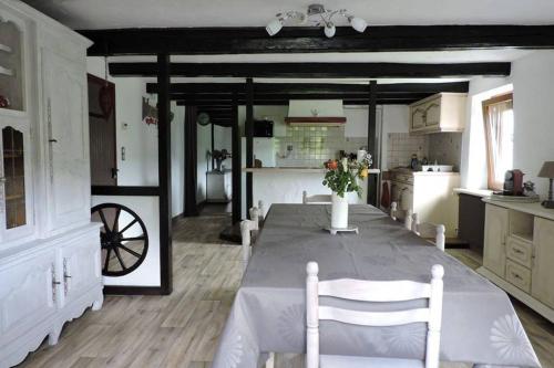 uma cozinha com mesa e cadeiras e uma cozinha com em Gite BUSSANG em Bussang