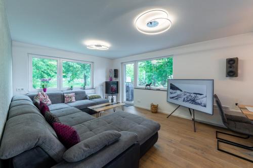 sala de estar con sofá y TV de pantalla plana en Seedomizil, en Friedrichshafen