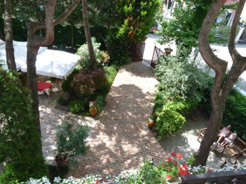 Jardín al aire libre en Hotel La Meridiana