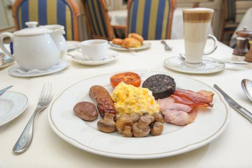 un plato de alimentos para el desayuno en una mesa en Shillingford Bridge Hotel, en Wallingford