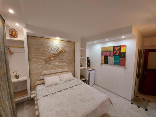 um quarto com uma cama grande num quarto em SEA ROOM Nesebar em Nessebar