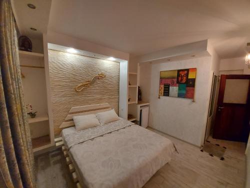 ein Schlafzimmer mit einem großen Bett in einem Zimmer in der Unterkunft SEA ROOM Nesebar in Nessebar