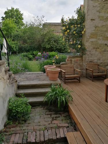 una terraza de madera con bancos y plantas. en Ruhe des Nordens Appartement en Zittau