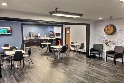 Televisyen dan/atau pusat hiburan di Super 8 by Wyndham Georgetown