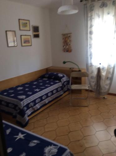een slaapkamer met 2 bedden en een raam bij La Residenza in Porto Azzurro