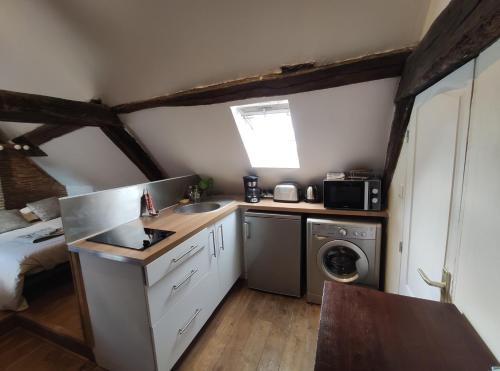 a kitchen with a sink and a washing machine at Habitation Saint-Clar Vieille Ville in Bergerac