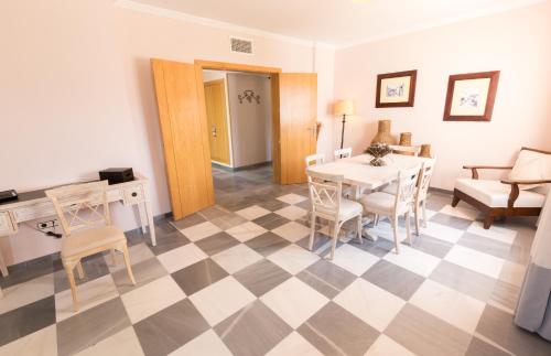 ein Wohnzimmer mit einem Tisch und Stühlen in der Unterkunft Villa Turística de Laujar de Andarax in Laujar de Andarax
