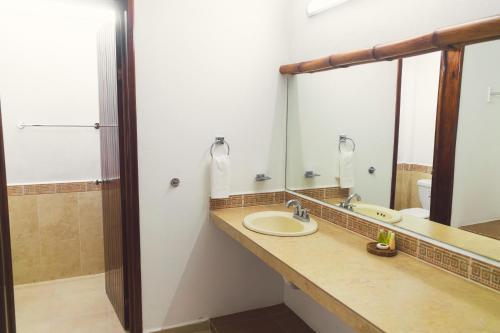 A bathroom at Hotel Casa Lakyum