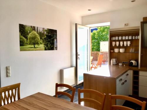 eine Küche und ein Esszimmer mit einem Tisch und einem Fenster in der Unterkunft Maisonette Wohnung Südstadtvilla in Eisenach