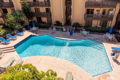 een uitzicht over een zwembad in een hotel bij Tiki 224 in South Padre Island