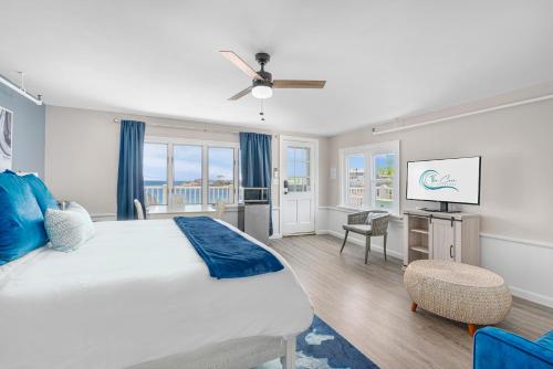 1 dormitorio con 1 cama grande y TV en The Cove at Rockport en Rockport