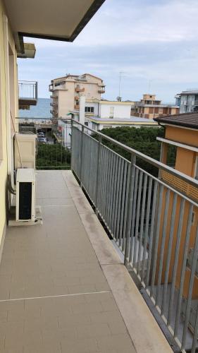 balcón con vistas al océano en appartamento Nember, en Lido di Jesolo