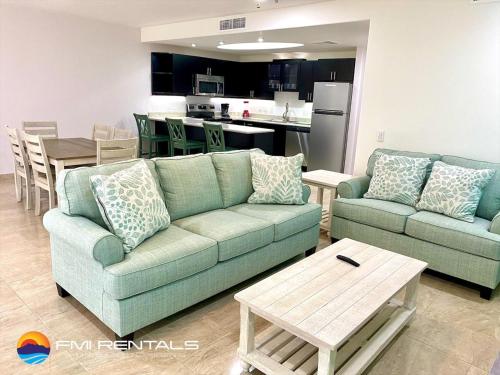Sala de estar con 2 sofás y mesa en Linda Vista 106 en Puerto Peñasco