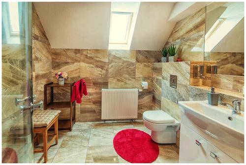 een badkamer met een toilet en een wastafel bij Chata Margitka in Dúbrava