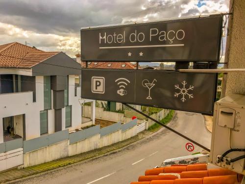 un cartel para un hotel do papago en una calle en Hotel do Paço en Guimarães