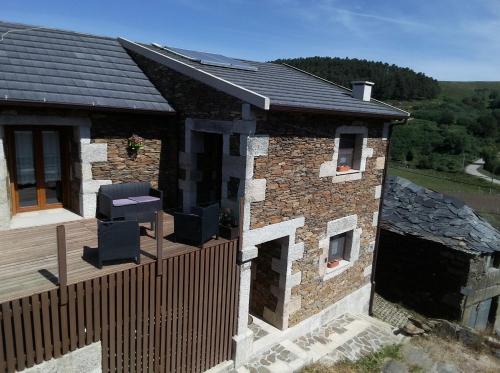an aerial view of a house with a roof at Refúgio dos Macedos in Bilhó