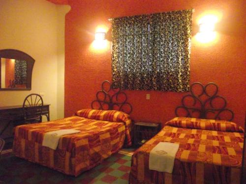HOTEL POSADA SANTIAGO tesisinde bir odada yatak veya yataklar