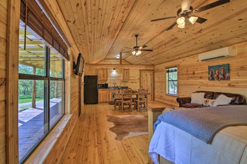 Gallery image of Rustic-Chic Country Cabin - 10 Mi to Main Street! in Fredericksburg