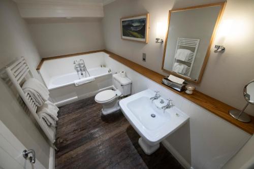 Ett badrum på Wheelwrights Arms Country Inn & Pub