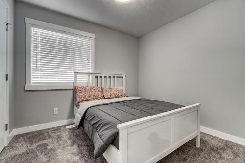 1 dormitorio con cama y ventana en Three-Bedroom with Fireplace #41 Sunalta Downtown, en Calgary