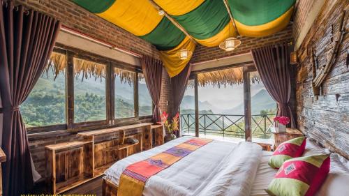 1 dormitorio con 1 cama en una habitación con ventanas en Chapa Ecolodge en Sa Pa
