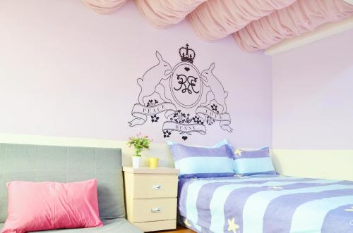 a bedroom with a bed with a crown on the wall at 星霖之家 in Taichung