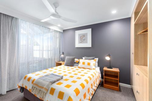 เตียงในห้องที่ City Courtyard Two Apartment