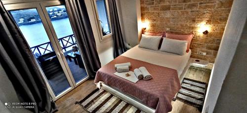 Dormitorio con cama y vistas al agua en Enjoy Cyclades studios & suites en Kíthnos