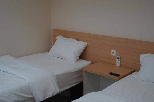 Una cama o camas en una habitación de Gold Line Guest House