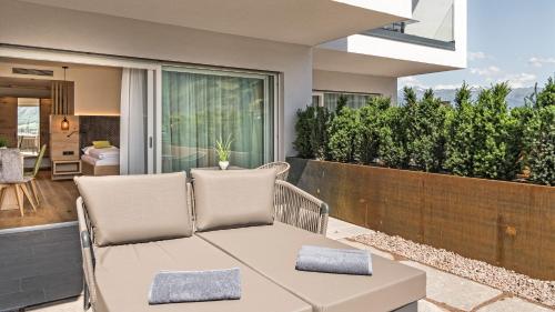 a patio with a table and chairs on a balcony at Hotel Garni Sonngart in Andrian