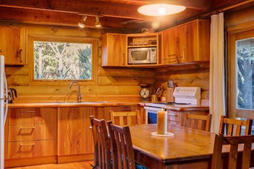 A cozinha ou kitchenette de Charlies Cabin - Mt Lyford