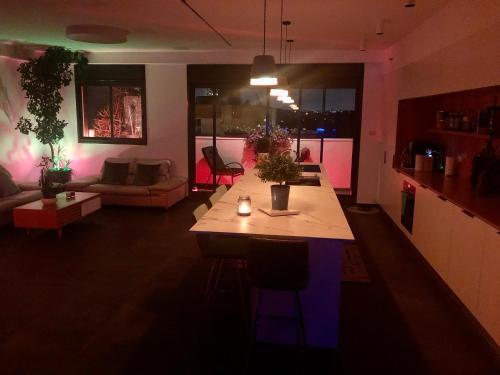Φωτογραφία από το άλμπουμ του Suite and Room in a breathtaking new designed penthouse in SE TLV στο Τελ Αβίβ