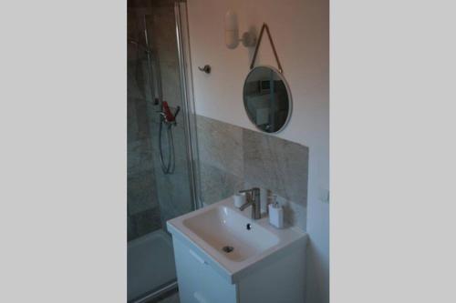 Ένα μπάνιο στο Ferienwohnung am Tor zum Schwarzwald mit Wallbox