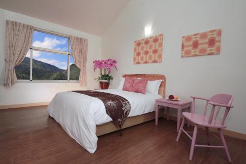 a bedroom with a bed and a window and a table at Ying Shih Guest House in Datong